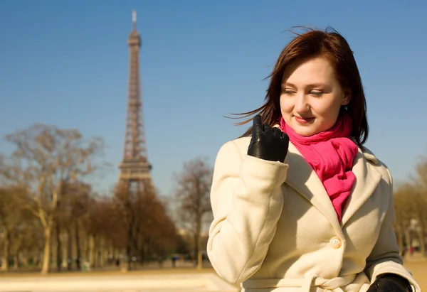 Glückliche schöne Frau in Paris — Stockfoto