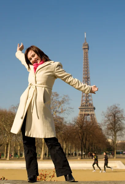 Ευτυχής όμορφη γυναίκα στο Παρίσι, τη διασκέδαση — Φωτογραφία Αρχείου
