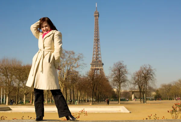 Gelukkig mooie vrouw in Parijs, plezier — Stockfoto
