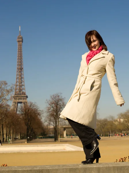 Ευτυχής όμορφη γυναίκα, διασκεδάζοντας στο Παρίσι — Φωτογραφία Αρχείου