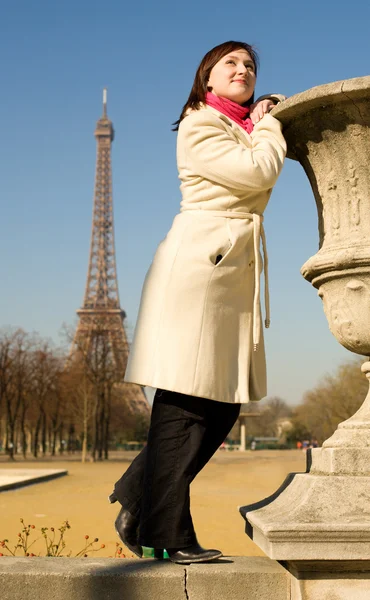 Szczęśliwy piękna kobieta w Paryżu, ciesząc się ciepłym sp — Zdjęcie stockowe