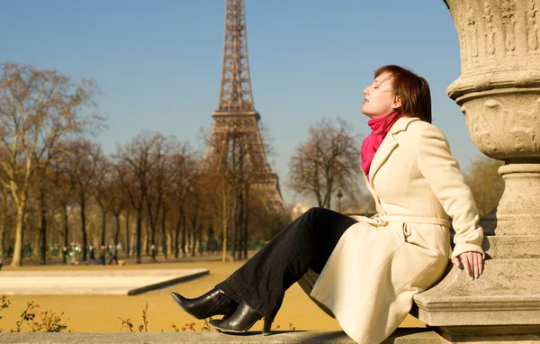 Beautiful woman in Paris enjoying warm spring da — Stock Photo, Image