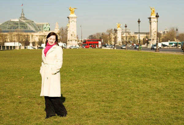 Красивая женщина в Париже наслаждается теплой весной да — стоковое фото