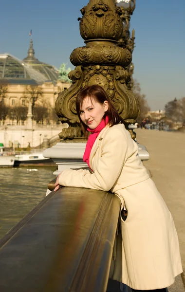 Beautiful woman in Paris on the Pont Alexandre I — Stock Photo, Image