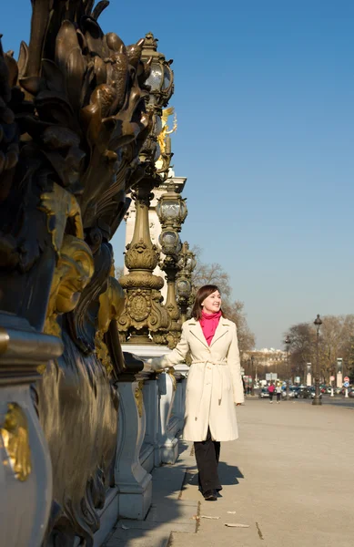 Piękna kobieta w Paryżu na pont alexandre i — Zdjęcie stockowe