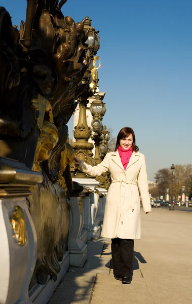 Beautiful girl in Paris on the Pont Alexandre II — Stock Photo, Image