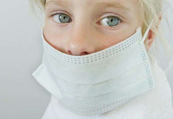 Meisje met medisch masker. — Stockfoto