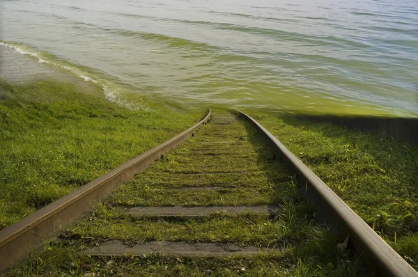 Demiryolu ve su. — Stok fotoğraf