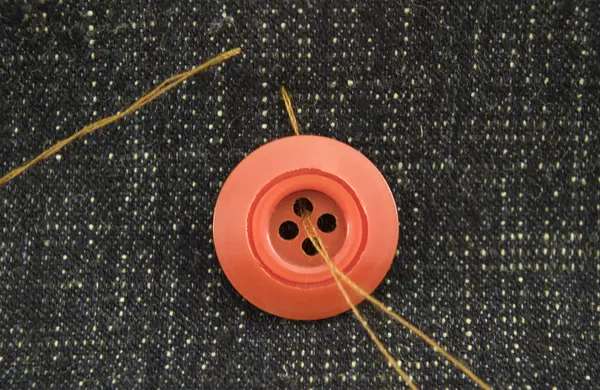 Botão sobre o têxtil . — Fotografia de Stock