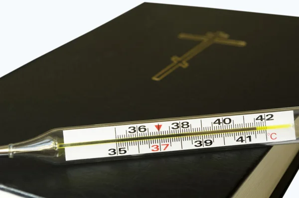 Termômetro e a Bíblia . — Fotografia de Stock