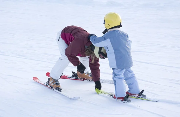 Ребенок на лыжах . — стоковое фото
