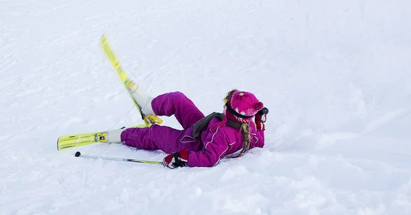 Mädchen lernt Skifahren. — Stockfoto