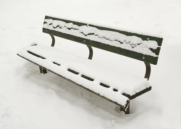 Śnieg na ławce. — Zdjęcie stockowe