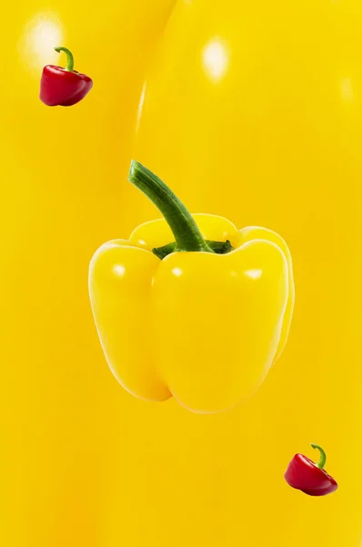 Peperoni gialli e peperoni rossi . — Foto Stock