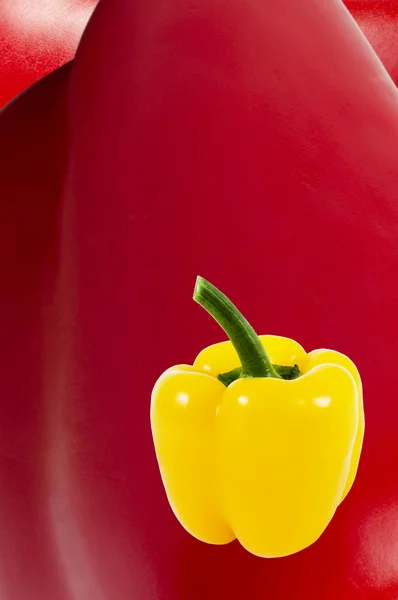 Rode en gele paprika. — Stockfoto