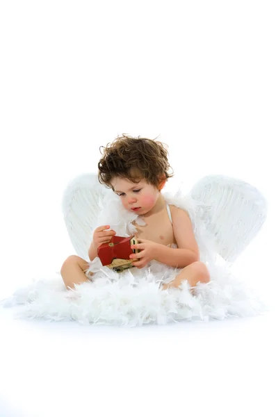 Маленький ангел с машиной и домом — стоковое фото