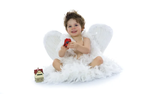 Маленький ангел с машиной и домом — стоковое фото