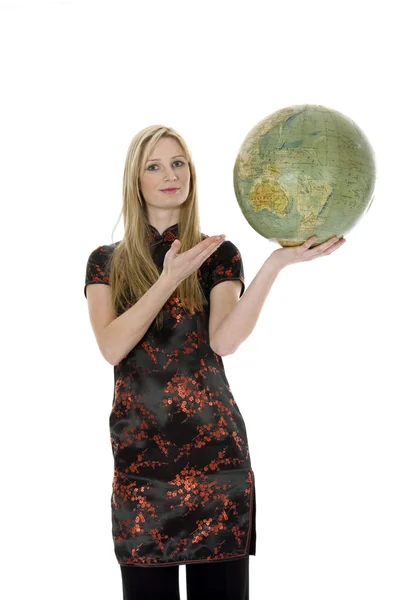 Jovem mulher com globo — Fotografia de Stock