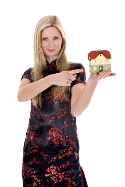 Деловая женщина рекламирует недвижимость — стоковое фото