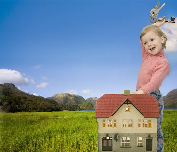 Ребенок и дом — стоковое фото