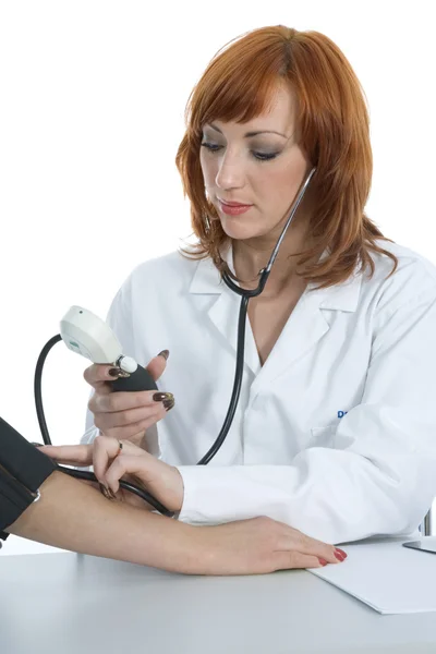 Młody lekarz ze stetoskopem — Zdjęcie stockowe