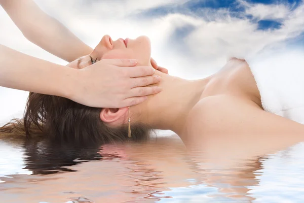 Koppla av massage till flickan — Stockfoto