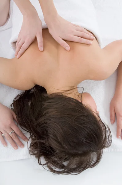 Расслабляющий массаж для девушки — стоковое фото