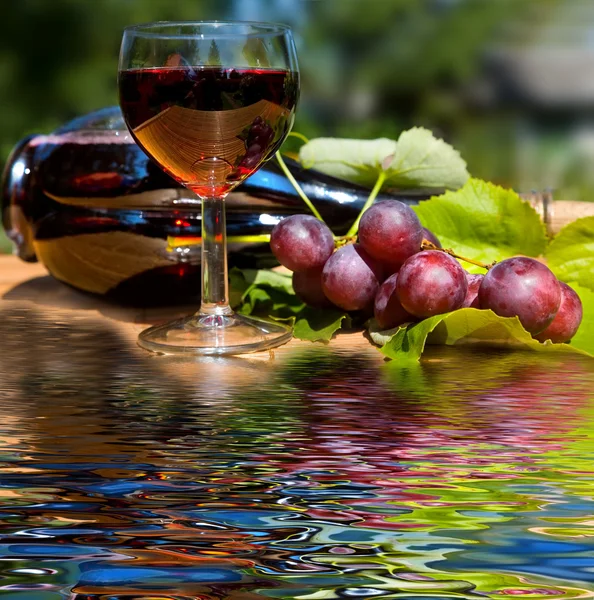 Glas en fles rode wijn — Stockfoto