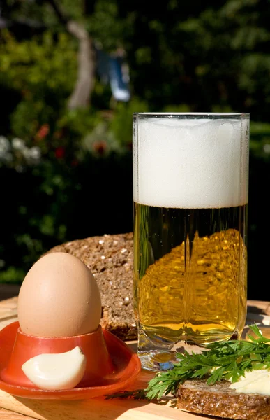 Glas öl med spume — Stockfoto