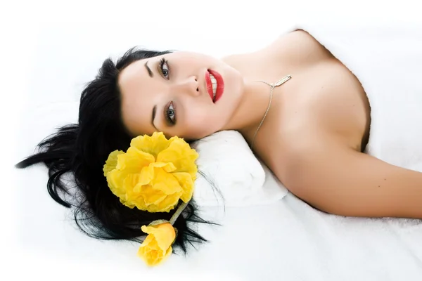 Mujer atractiva recibiendo tratamiento de spa —  Fotos de Stock