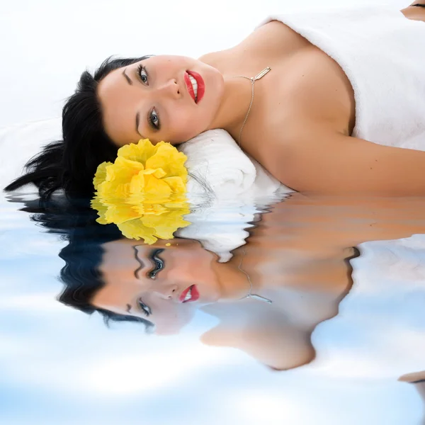 Mujer atractiva recibiendo tratamiento de spa — Foto de Stock