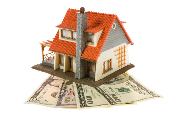 Miniatyr hus med dollar isolerade — Stockfoto
