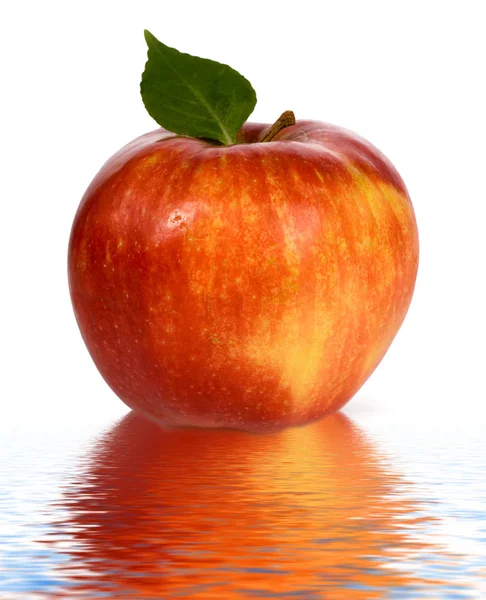 Rode appel met groen blad — Stockfoto