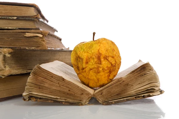 Książki i jabłko. białe tło — Zdjęcie stockowe