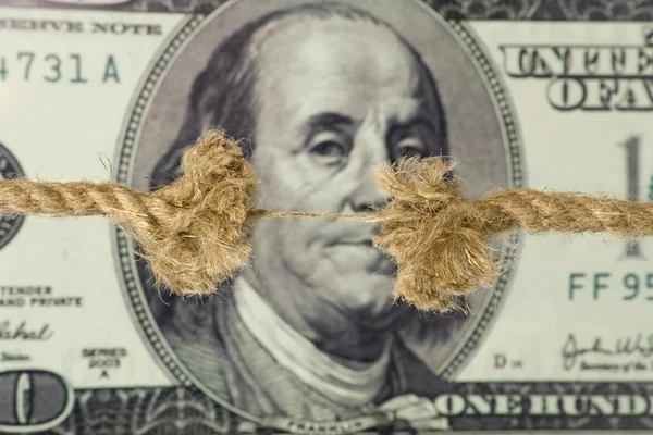 Uiteenvallen touw op grote dollar achtergrond — Stockfoto