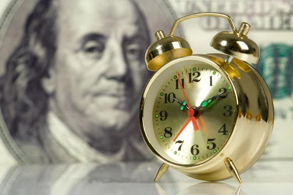 Relógio no fundo dólar grande — Fotografia de Stock