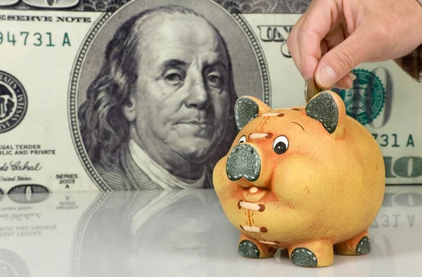 Sparschwein vor großem Dollar-Hintergrund — Stockfoto