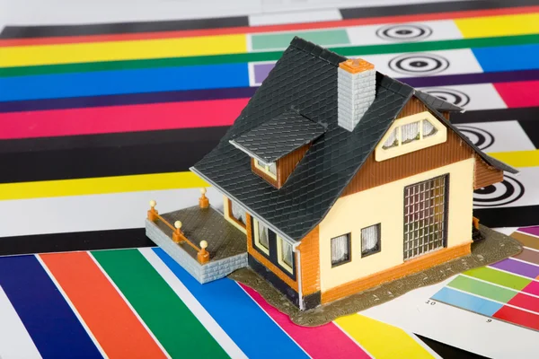 Coloração da casa por uma pintura . — Fotografia de Stock