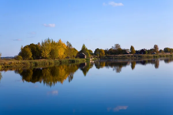 Herfst landschap van lake — Stockfoto
