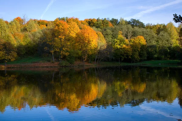 Herbstlandschaft des Sees — Stockfoto