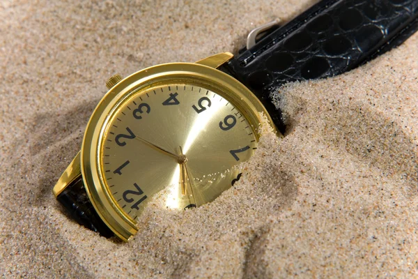 Годинник на фоні піску — стокове фото