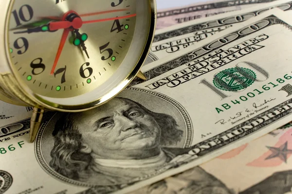 Dólares y reloj —  Fotos de Stock