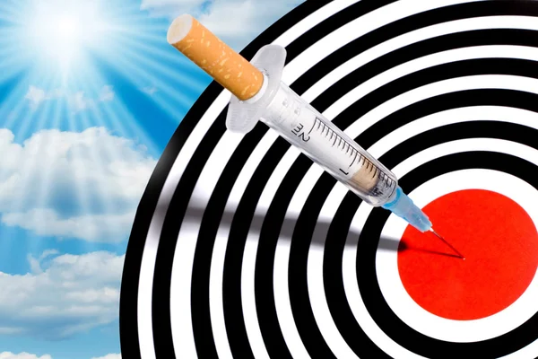 Cigarett spruta i mål — Stockfoto