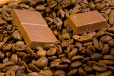 Kızarmış kahverengi kahve çekirdekleri yakın çekim