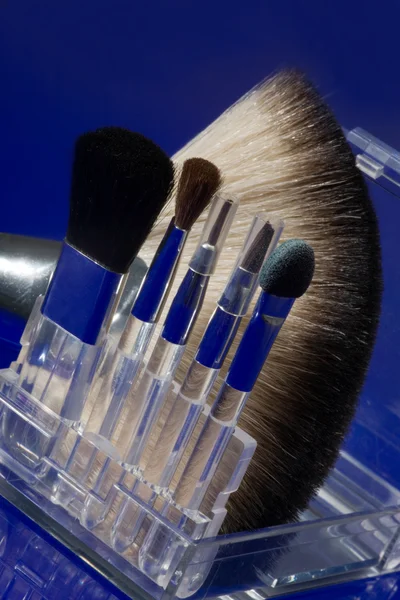 Los pinceles de maquillaje sobre azul — Foto de Stock