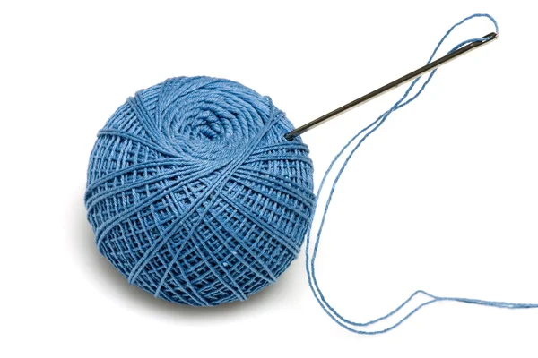 Blauwe spoel van de draden met naald — Stockfoto