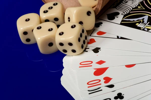 Sarı casino dice kartları ile — Stok fotoğraf