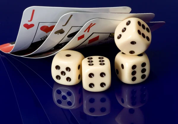 Sarı casino dice kartları ile — Stok fotoğraf