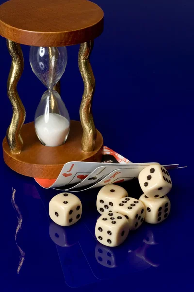 Żółty kasyno kostki z karty — Zdjęcie stockowe