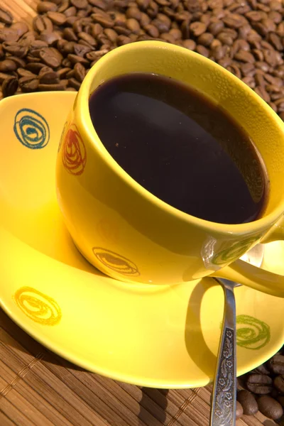 Žlutý šálek kávy — Stock fotografie
